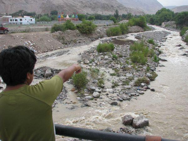 Río Moquegua ingresa con lodo y piedras