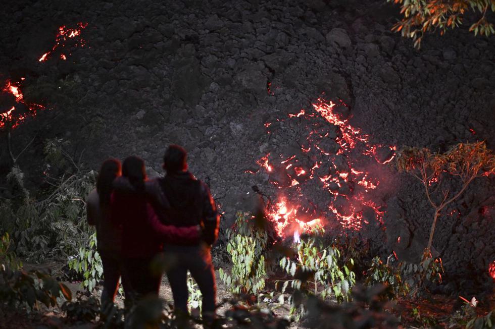 Un extenso flujo de lava del volcán de Pacaya, en el sur de Guatemala, amenaza con alcanzar a una comunidad asentada en las faldas del coloso poniendo en riesgo a casi 1.800 pobladores, informó este martes una fuente de Protección Civil. (Texto y foto: AFP).
