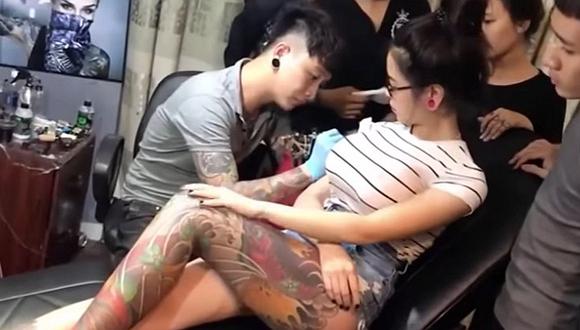 YouTube: Mujer se hacía un tatuaje y uno de sus senos explotó ¿Qué pasó?