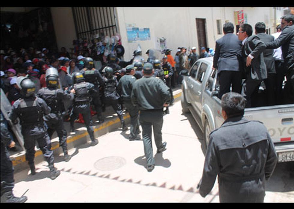 Sutep agrede a ministro Villena con huevos y palos