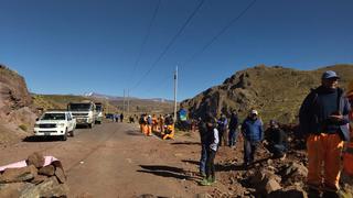 Camiones mineros bloquean vía Callalli-Caylloma en protesta contra gobernadora de Arequipa