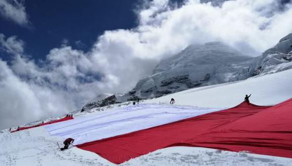 Nuestro símbolo patrio colocado en la cima del nevado mide 200 metros. (Foto: Andina)
