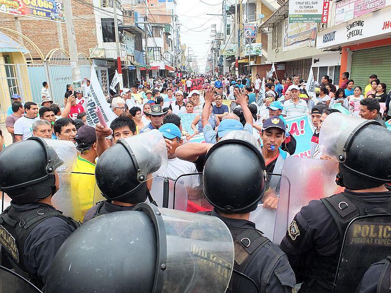 Tumbes: Policías y manifestantes se enfrenten en marcha (VIDEO)