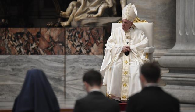 “Hoy querría expresar cercanía a todos los sacerdotes, desde el más reciente ordenado hasta el papa, porque todos somos sacerdotes, los obispos todos”, empezó el pontífice en la misa celebrada en una basílica vaticana vacía para evitar contagios del coronavirus. (AFP/VATICAN MEDIA).