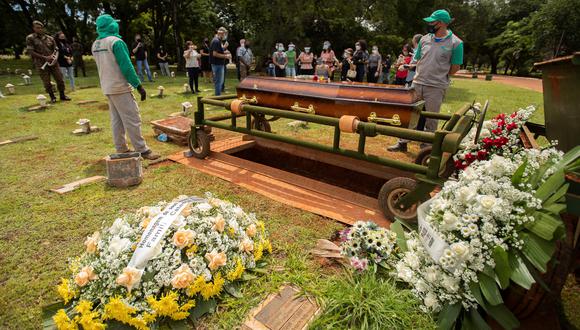 Varias personas asisten a un funeral en el cementerio Campo de Esperanza, en Brasilia (Brasil). (Foto: EFE/ Joédson Alves)