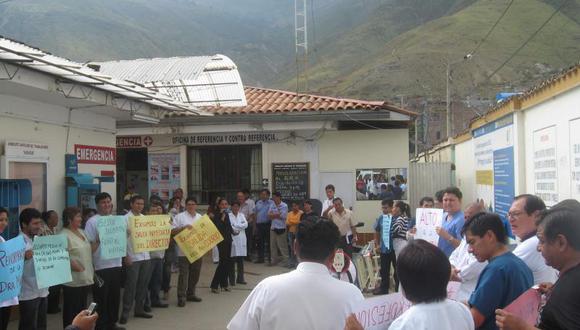 En plantón de médicos agreden a relacionista público del hospital de Huánuco