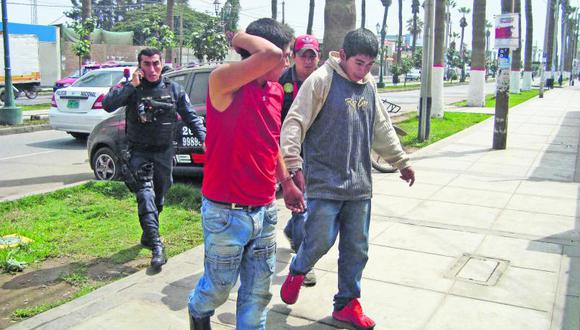 Los pobladores de Chincha dan paliza a dos presuntos delincuentes