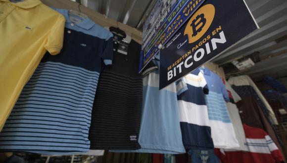 Un letrero en un puesto anuncia la aceptación de la criptomoneda bitcoin como pago, en San Salvador, el 24 de mayo de 2022. (Foto: Marvin RECINOS / AFP)