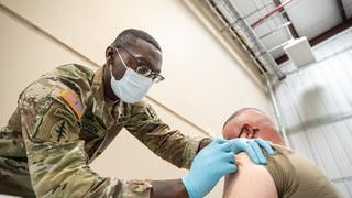 Ejército de EE.UU. dará de baja a soldados que se nieguen a vacunarse contra el COVID-19