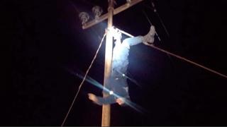 Intentó robar cables de alta tensión, se electrocutó y quedó colgado en un poste por más de dos horas