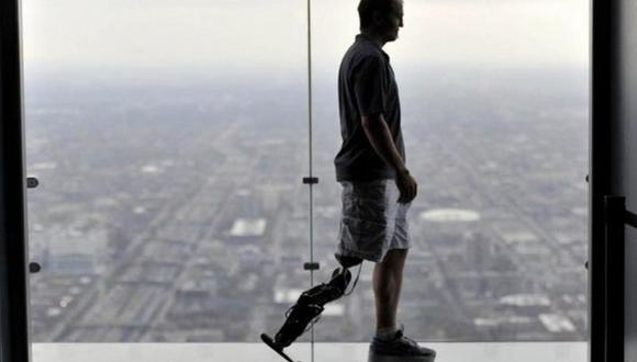 Hombre logra subir 103 pisos con pierna biónica controlada por la mente