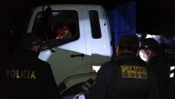 Conductores de tres vehículos fueron detenidos en la provincia de Caravelí, en las zonas cercanas de Mina Intigold. (Foto: PNP)