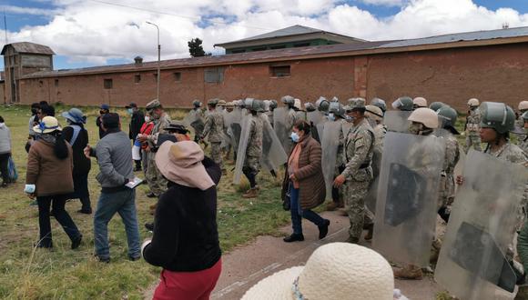 La presencia de los pobladores, generó malestar en el cuartel. (Foto: Feliciano Gutiérrez)