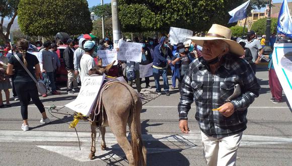 Vecinos intentan sacar a alcalde en un burro por obras inconclusas en Nasca