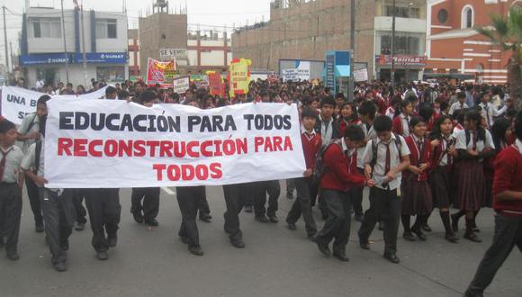 Alumnos protestan por demora de reconstrucción de colegio 