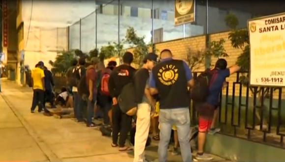 Esta madrugada la PNP intervino a más de 25 presuntos hinchas ecuatorianos acusados de robar a pasajeros de una coaster. (Captura: América Noticias)