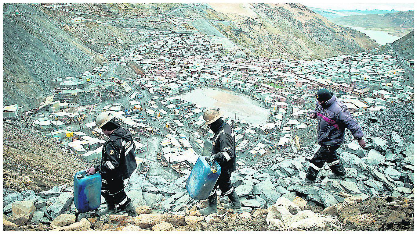 SNMPE: La informalidad minera aumentó por trabas burocráticas