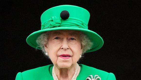 La reina Isabel II de Gran Bretaña frente a la multitud desde el balcón del Palacio de Buckingham al final del desfile por el Jubileo de Platino en Londres el 5 de junio de 2022. (FRANK AUGSTEIN / POOL / AFP).