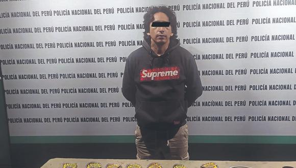 Una denuncia por violencia familiar permitió a la Policía encontrar stickers extorsivos, municiones y mechas de artefactos explosivos usados por hampones para amedrentar a sus víctimas.