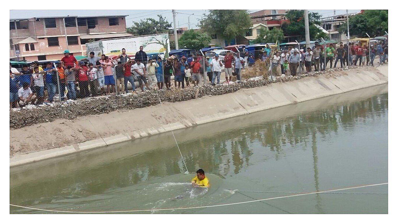Buscan a comerciante que desapareció en el canal Biaggio Arbulú (VIDEO)