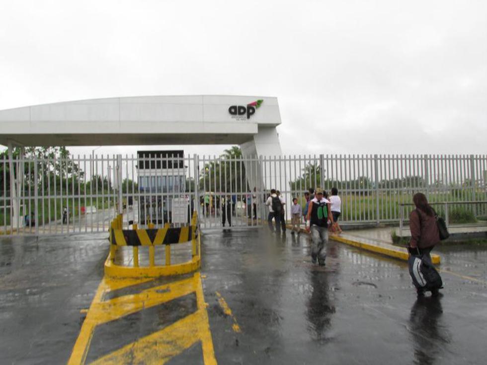 Cerca de mil personas intentan tomar aeropuerto de Iquitos