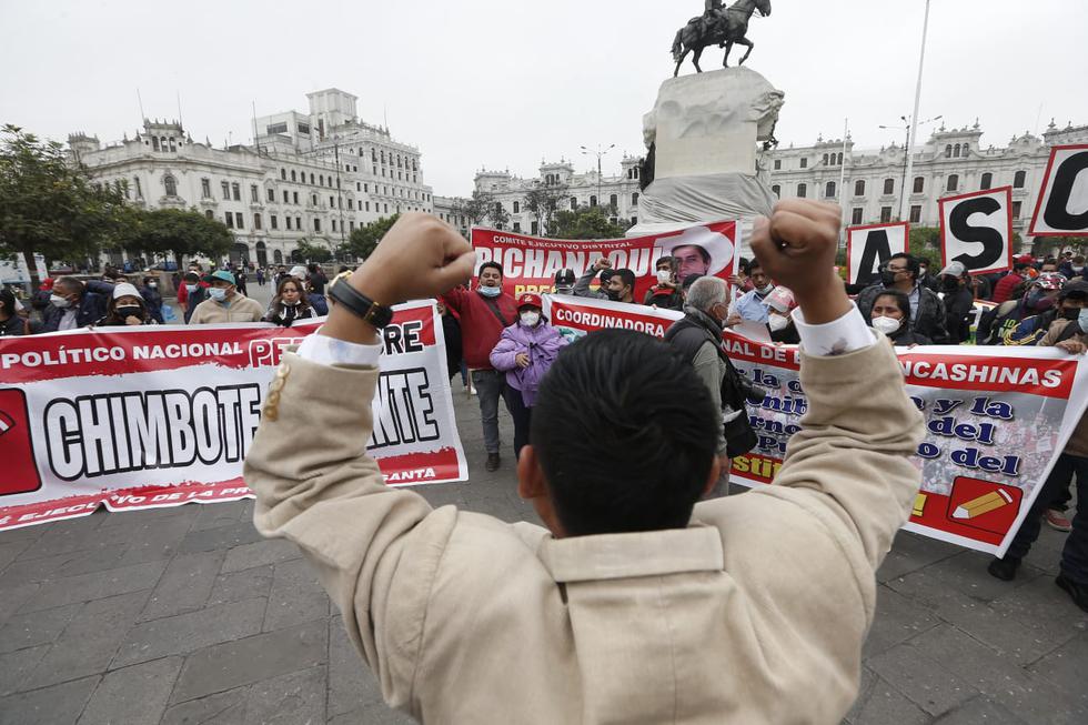 Simpatizantes de Perú Libre se reúnen en la plaza San Martin para respaldar Gabinete de Bellido en el Congreso