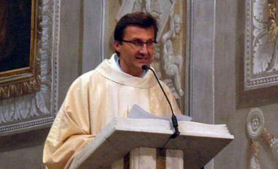 ​Cura aprovecha misa para revelar que será padre y dejará sacerdocio