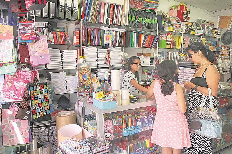 Precios de útiles escolares suben 20% por alza del dólar