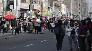 Vendedores informales se aglomeran cerca a Gamarra antes del Día del Padre (FOTOS)