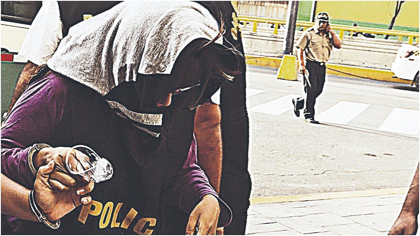 Capturan a mujer que captaba a jóvenes para suplantar postulantes