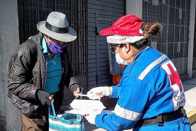 ​Cruz Roja alimenta a personas indigentes y solicita el apoyo de la población