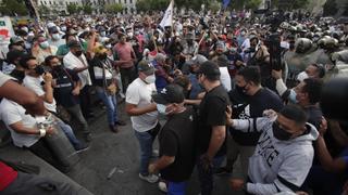 Enfrentamientos en plaza San Martín durante declaraciones de congresista Susel Paredes (FOTOS)