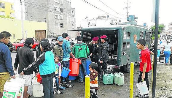 Arequipa: 'Pinochos' de la PNP empezaron a repartir agua