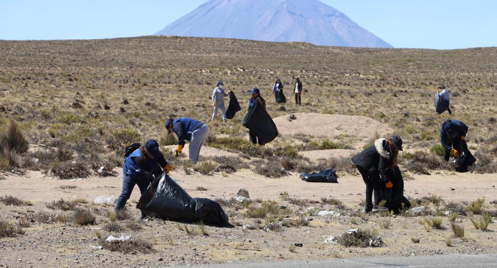 Arequipa Voluntarios retiran 5 toneladas de basura de Pampa Cañahuas en el distrito de Yanahuara