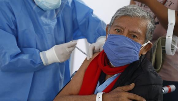 Comenzó la jornada de vacunación contra el COVID-19 de 36 y 12 horas ininterrumpidas y se comienza con la aplicación de la cuarta dosis a a la población mayor de 70 años y con inmunocompromiso que reside en Lima y Callao. (Foto: Archivo GEC)