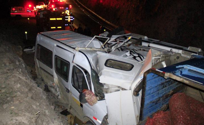 Dos pasajeros mueren tras volcarse camión con verduras