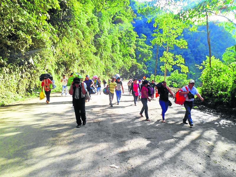 Viajeros arriesgan sus vidas en vía