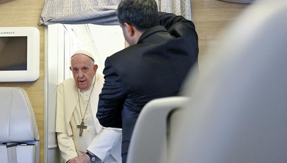 El Papa Francisco llega para dirigirse a los periodistas a bordo del avión que volaba de Nur-Sultan a Roma después de su visita de tres días a Kazajstán el 15 de septiembre de 2022. (Foto de Alessandro DI MEO / POOL / AFP)