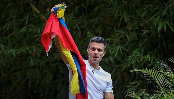 Leopoldo López saluda junto a la bandera y se encuentra con sus hijos [FOTOS]