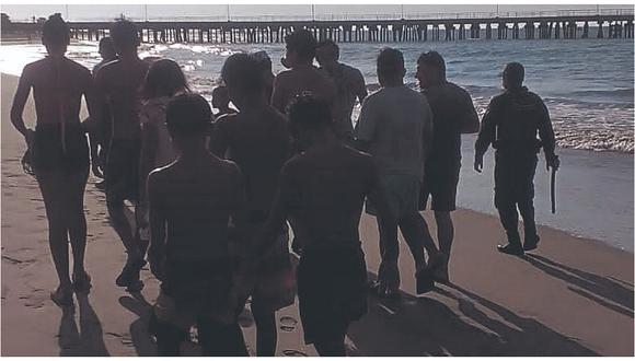 Intervienen a bañistas en la playa de La Cruz 