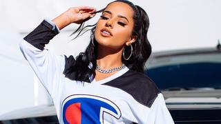 Becky G rinde homenaje a Selena Quintanilla con “Dreaming of you” 