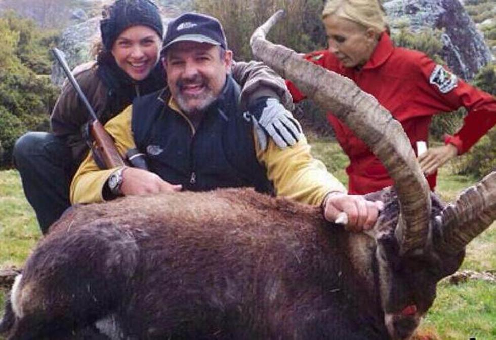 Con memes critican a Lucero por tomarse fotos con un animal cazado