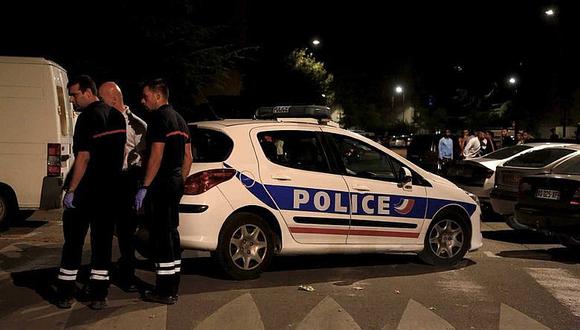 Francia: dos hombres disparan frente a mezquita y dejan 8 heridos