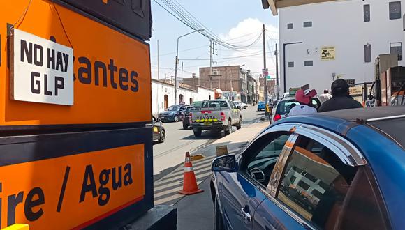 La venta es restringida y los taxistas hacen largas filas para llenar sus tanques con el combustible. FOTO: Omar Cruz)