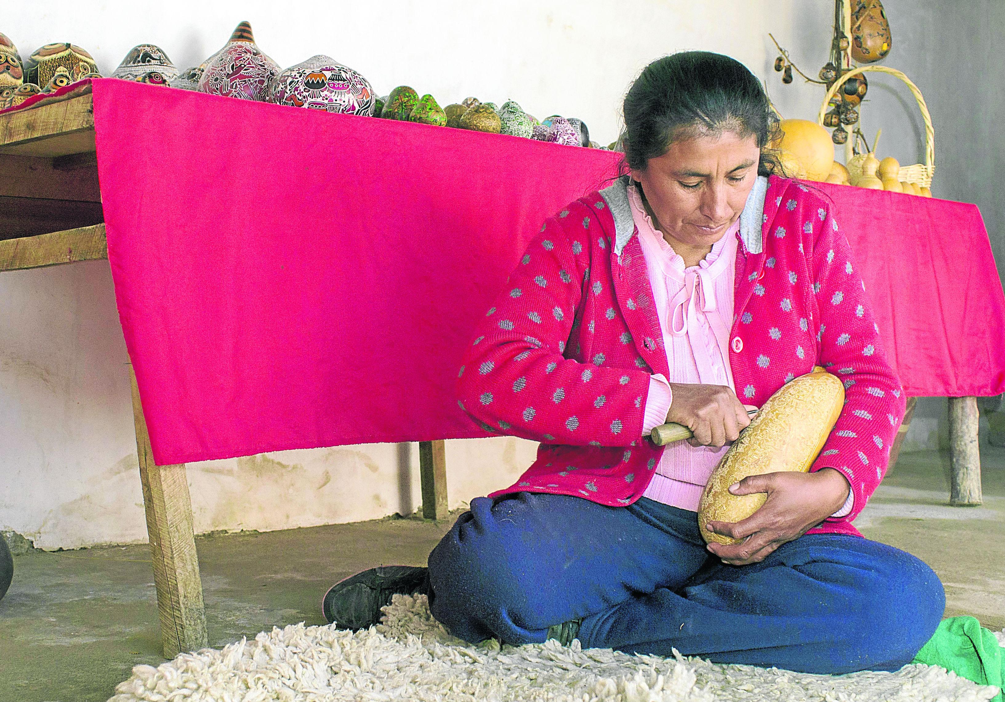 Mujer dibuja al Quijote de la Mancha  en un mate burilado