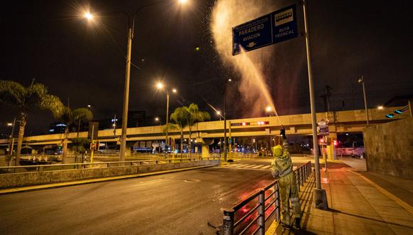 Con la ayuda de un vehículo cisterna e hidrolavadora, la cual vierte una mezcla de agua con hipoclorito de sodio, se pudo desinfectar 1,500 metros cuadrado de áreas públicas (Foto: MML)