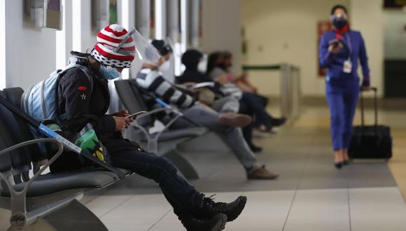 Extranjeros procedentes de Europa y Sudáfrica no podrán ingresar al Perú desde hoy viernes 15 de enero. Foto: EFE/ Paolo Aguilar