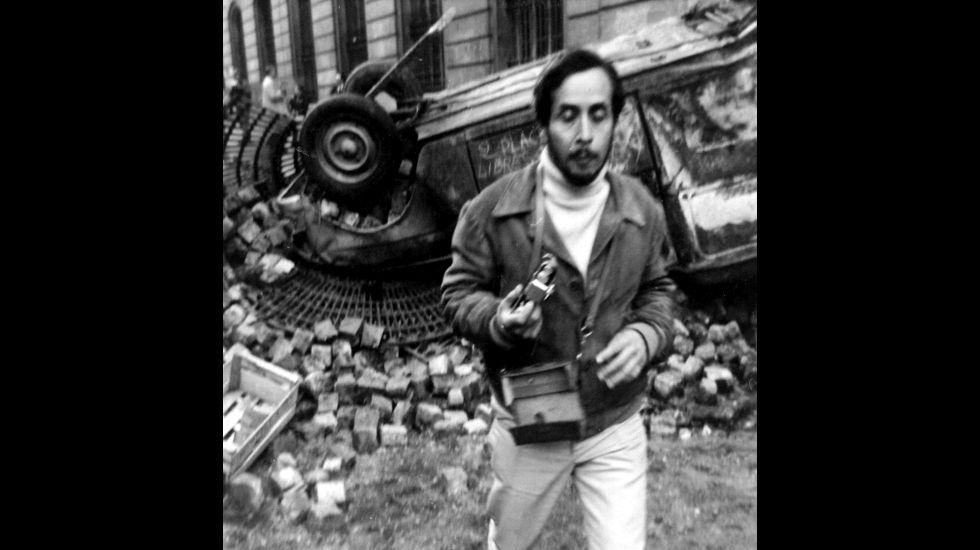 El artista en París. Escultura luminosa, 1968. Archivo Centro de Estudios Jorge Eielson. [Foto: en “Un lugar par ningún objeto”]