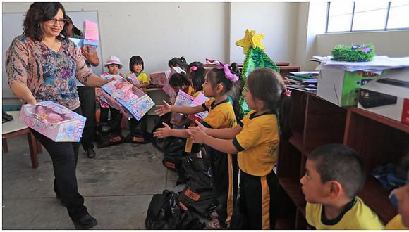 Primera Dama entregó más de 900 regalos a los niños y niñas en Manchay