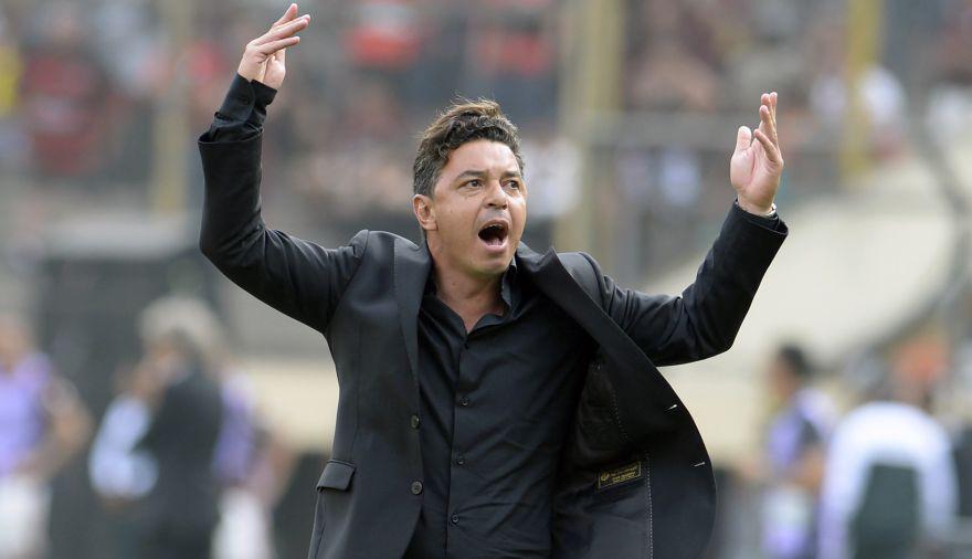 El técnico argentino sigue sumando galardones al frente de River Plate. (Photo by Ernesto BENAVIDES / AFP)